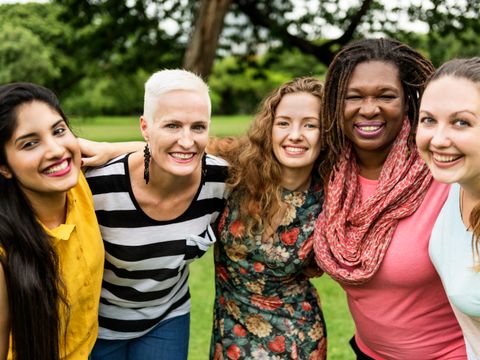 Fröhliche Frauen im Sommerpark