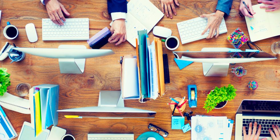 Grafik Barrierefreiheit Hände arbeiten auf Arbeitstisch