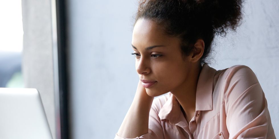 Junge Frau am Laptop