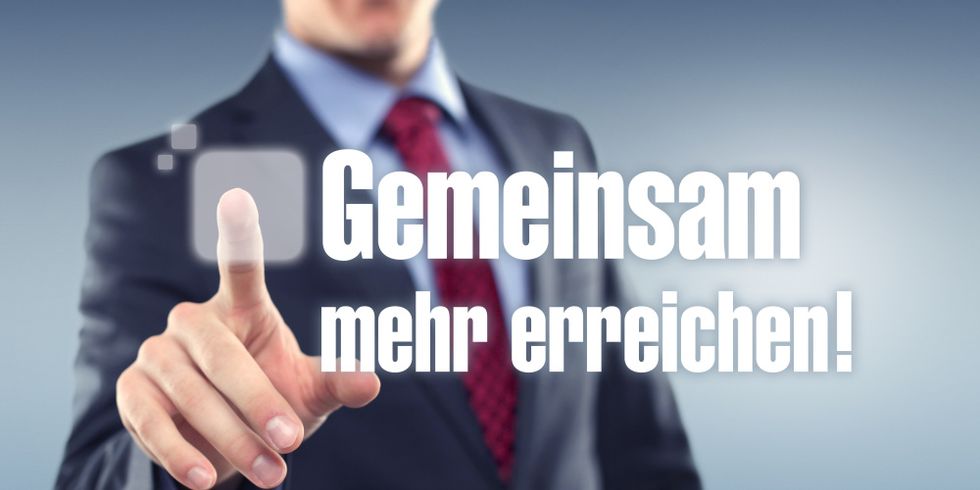 Finger zeigt auf Schrift "Gemeinsam mehr erreichen"