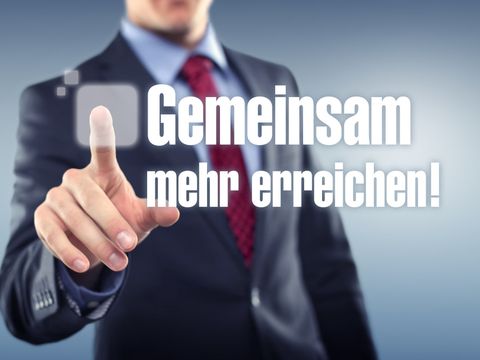 Finger zeigt auf Schrift "Gemeinsam mehr erreichen"