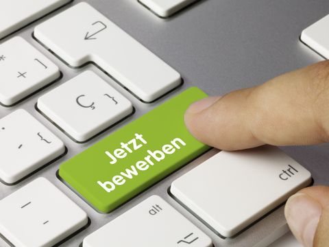 Tastatur mit einer grünen Taste auf der "Jetzt bewerben" steht