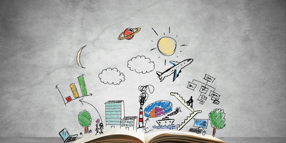 aufgeschlagenes Buch, aus dem Gegenstände rausfliegen