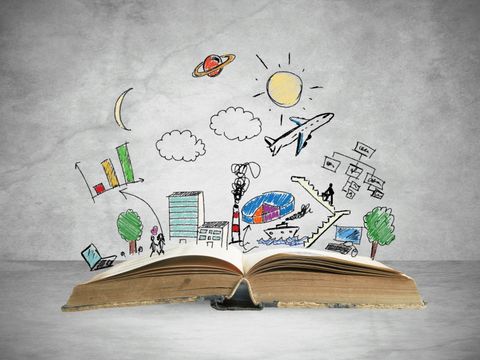 aufgeschlagenes Buch, aus dem Gegenstände rausfliegen