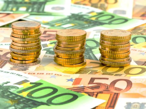 Drei Stapel Geldmünzen