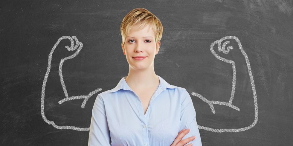 Frau vor einer Tafel mit aufgemalten Muskeln
