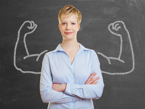Frau vor einer Tafel mit aufgemalten Muskeln