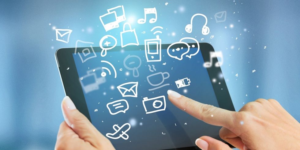 Tablet mit fliegenden Symbolen