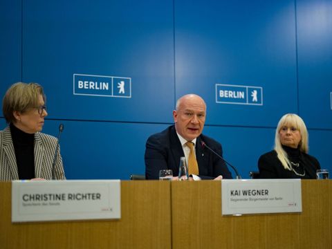 Auf einer Pressekonferenz präsentiert der Regierende Bürgermeister Kai Wegner mit der Innensenatorin Iris Spranger eine Bilanz und Maßnahmenpaket zur Nachbereitung der Großschadenslage nach dem Anschlag auf das Stromnetz im Berliner Südwesten