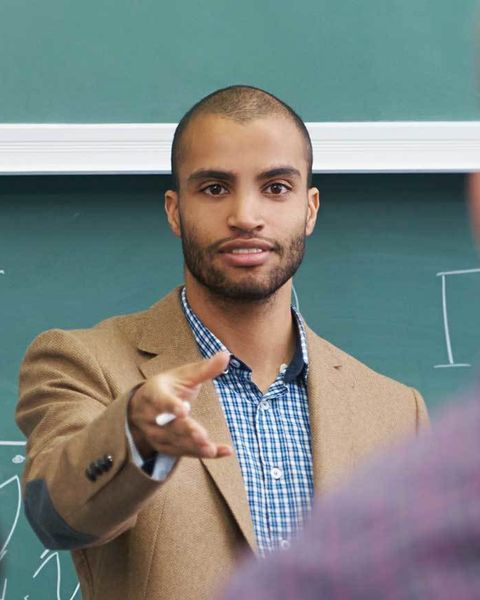 Potrait eines Lehrers beim Unterrichten