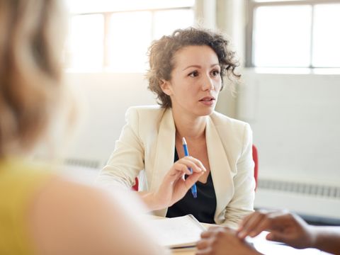 Frau in einer Besprechung