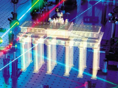 Ein Hologramm des Brandenburger Tors mit Laserstrahlen