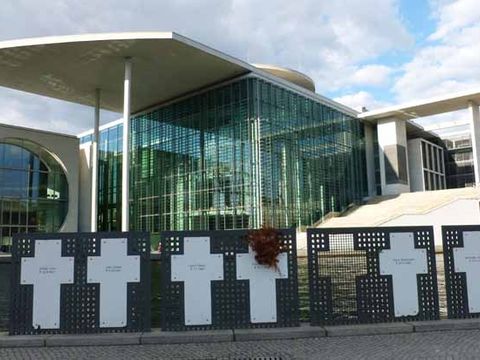 Weiße Kreuze am Spreeufer